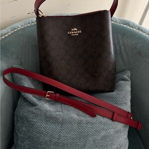 COACH SIGNATURE TOWN BUCKET BAG-Brown and 1941 Red